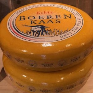 Twee echte boeren kazen in de winkel