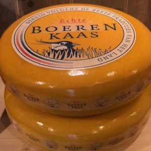 Twee Noord-Hollandse kazen van de boerderij