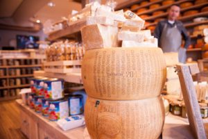 Een parmezaanse kaas in een kaaswinkel.